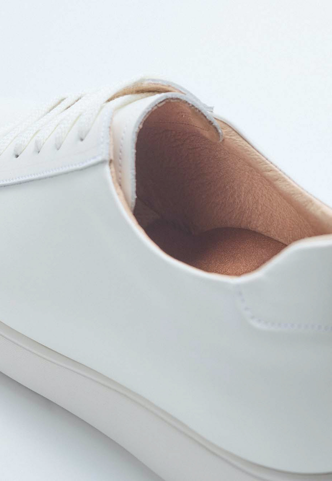 靴の​表裏に天然レザーを​使用