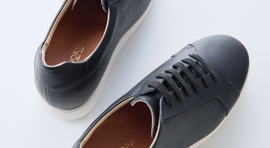 靴の​表裏に天然レザーを​使用